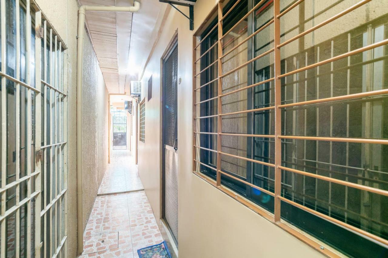 Conrado'S Apartelle Paranaque City Eksteriør bilde