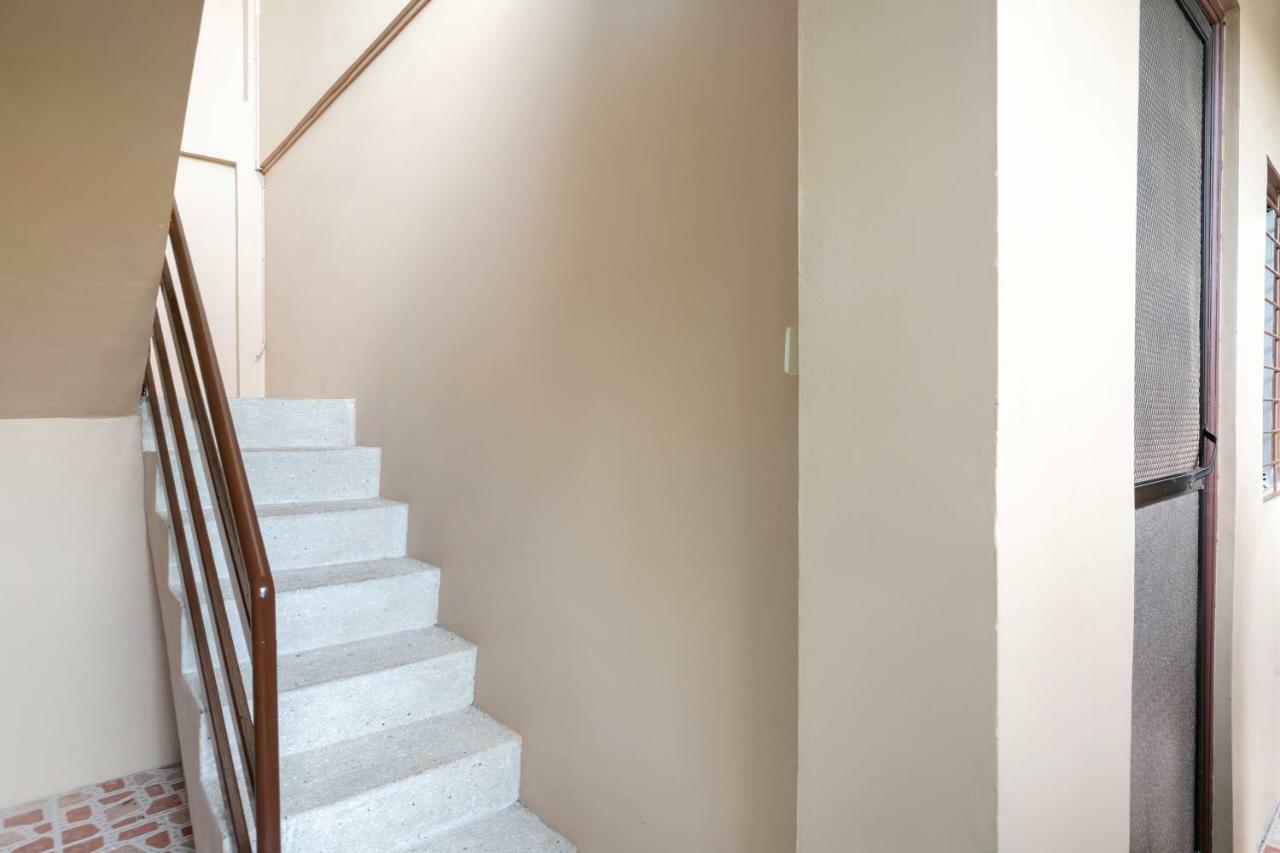 Conrado'S Apartelle Paranaque City Eksteriør bilde
